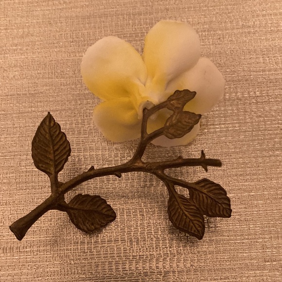 Capodimonte Vintage Porcelain Light Yellow Rose on Antique Brass Leaves/Stem - Picture 6 of 8